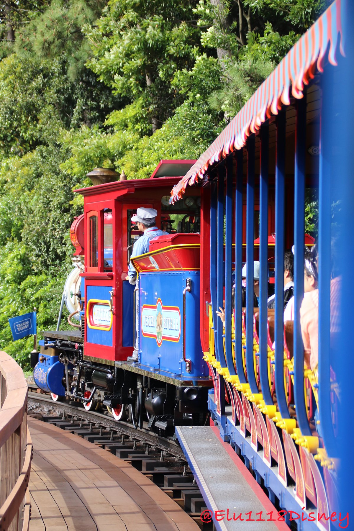 ট ইট র Elu 東京ディズニーランド ウエスタンリバー鉄道 車窓からの風景も ちょうどビッグサンダーマウンテンの鉱山列車が走っているのを見れました 乗車したのは ミシシッピ号 Disney Tdl ウエスタンリバー鉄道