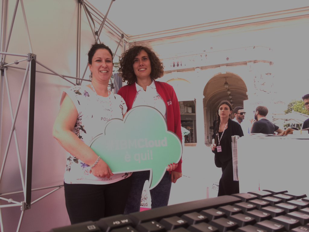 TJBotItalia's tweet photo. @PanoramadItalia #IBMCloud @IBMItalia venite a trovarci a Panorama d'Italia Bergamo #iocisono #TJBot https://t.co/UEL1hFS6Qr