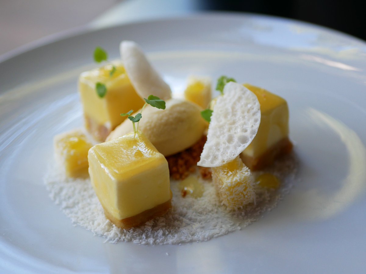 hostetvinum's tweet photo. C'est la saison, venez profiter de notre dessert star du moment, l'ananas à la façon d'une piña colada #piñacolada #succulent #dessert #ananas #gourmandise #cocktail https://t.co/6N68tszf2F