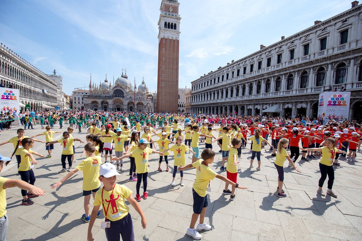 CommunityGroup_'s tweet photo. In Piazza San Marco a Venezia più di 1000 bambini per #wethekids, il progetto di social practice di @OVSofficial e @GuggenheimPGC. @camilaraznovich ha condotto la performance ideata dall’artista #MarinellaSenatore #EnjoyRespectVenezia #KidsCreativeLab #ovs https://t.co/w6vUyu6Kww