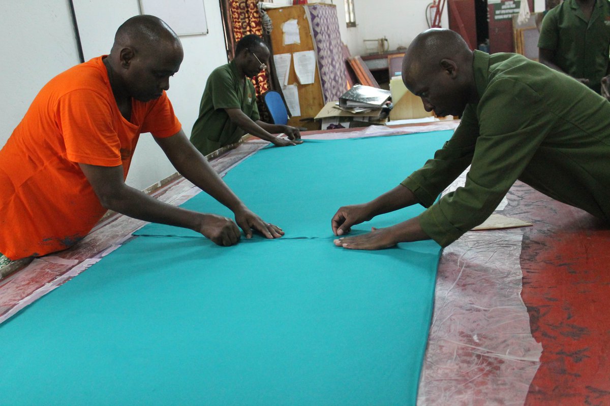 WildlifeWorks's tweet photo. This is what a table printing process looks like at our screen printing factory 💁🏽. Once the design has been approved, the fabric is carefully laid on the printing table.
#process1
#printing
#ecofriendly
#wildlifeworks
#sustainability https://t.co/MhM744ty3r