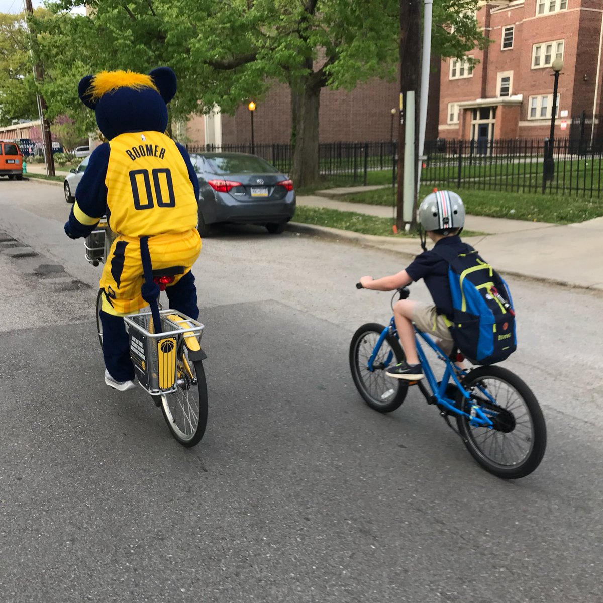 MSKaltenmark's tweet photo. Another successful #BikeToSchoolDay through @Butler_Tark &amp; @MeridianKessler for the @ButlerLabSchool. Pretty rad when @PacersBoomer shows up to ride too. #Cycling #Indy https://t.co/y4SvzqtExP