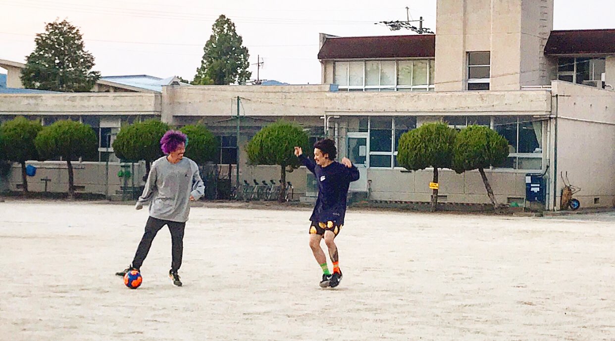 Kenta Wanima On Twitter 私は中学時代サッカー部キャプテンで 炭酸禁止令を出して陰でコソコソ微炭酸を飲んでいた西田光真 確実に相手ボールでもマイボーマイボー って必要以上に叫び退場になり グラウンドを去るとき強がってシャツを出しながらつまずきコケ