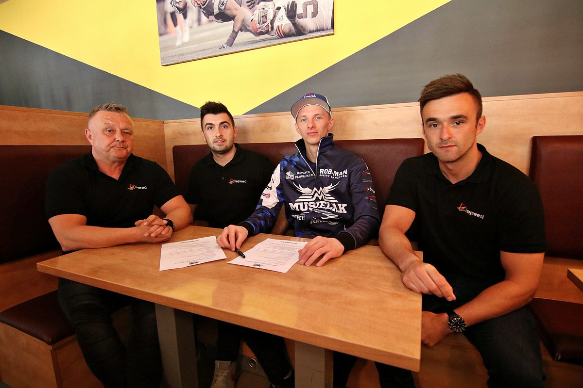 TomaszAntolik's tweet photo. Umowa na sezon 2018 z @tofler13 podpisana :)
https://t.co/Tbui5SywSY
#makeyourdesign #speedway #żużel https://t.co/kKpzKR45ZU