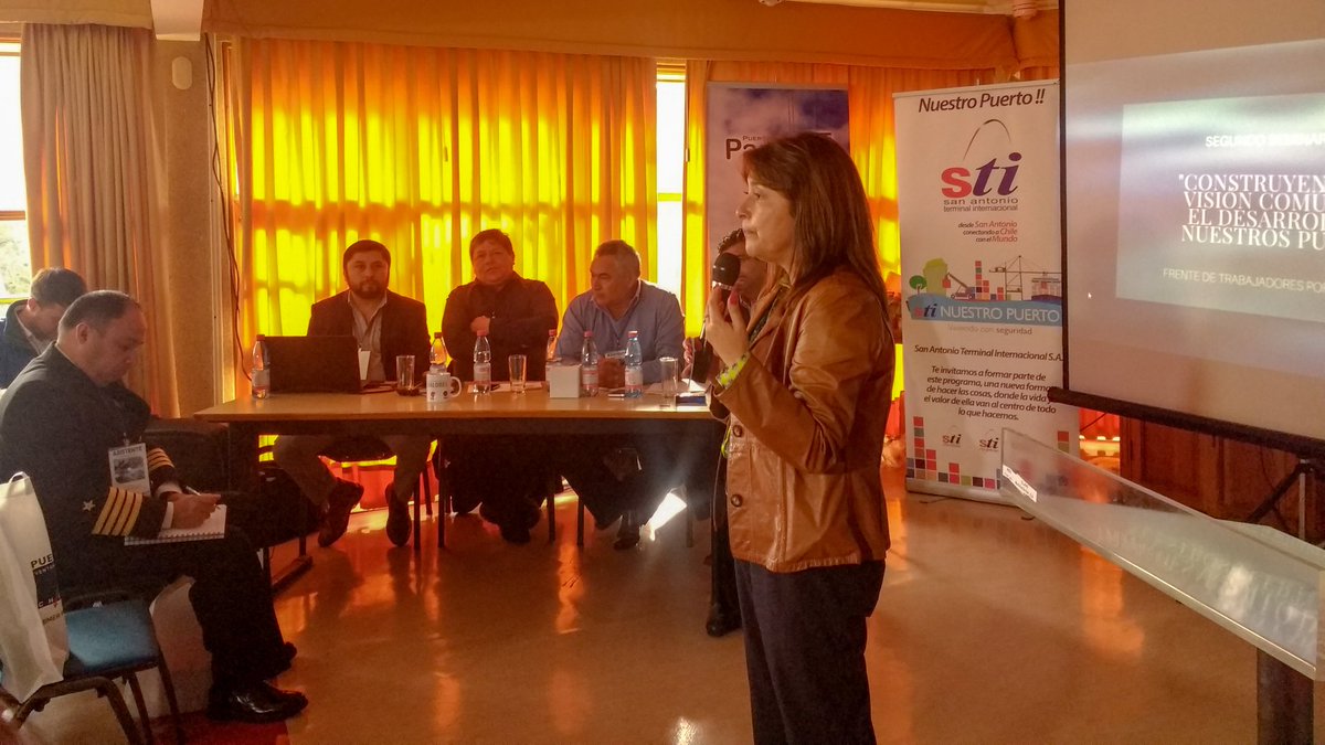 SeremiTrabajo_V's tweet image. Seremi María Violeta Silva participa en seminario "Construyendo una visión común para el desarrollo de nuestros puertos" organizado por el Frente de Trabajadores Portuarios Centro. #ChileLoHacemosTodos @MintrabChile @comunidadpce @PuertoSTI #PuertoPanul #PuertoVentanas