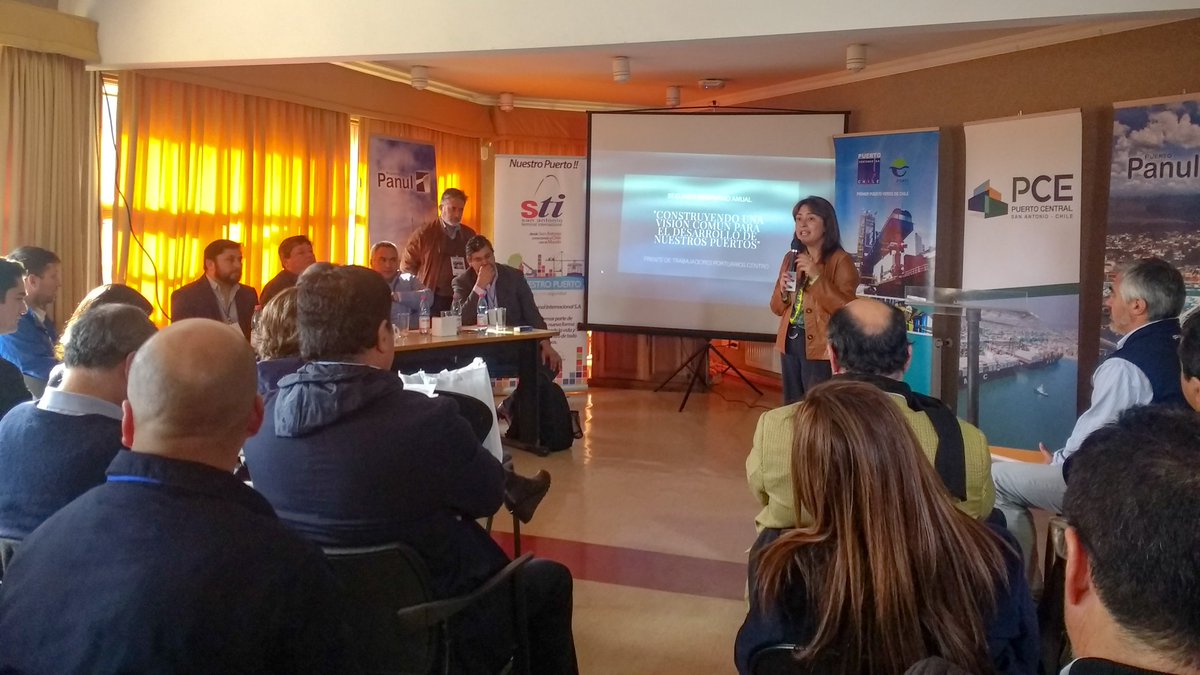SeremiTrabajo_V's tweet image. Seremi María Violeta Silva participa en seminario "Construyendo una visión común para el desarrollo de nuestros puertos" organizado por el Frente de Trabajadores Portuarios Centro. #ChileLoHacemosTodos @MintrabChile @comunidadpce @PuertoSTI #PuertoPanul #PuertoVentanas