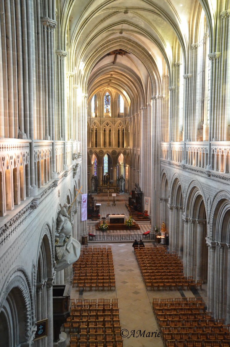 Jour de l’orgue, c’est samedi après midi (14h-16) visites avec un organiste, vous aurez accès à la tribune du grand orgue pour avoir une vue comme celle ci avant de comprendre le fonctionnement de l’instrument. #orgue #bayeux #patrimoine