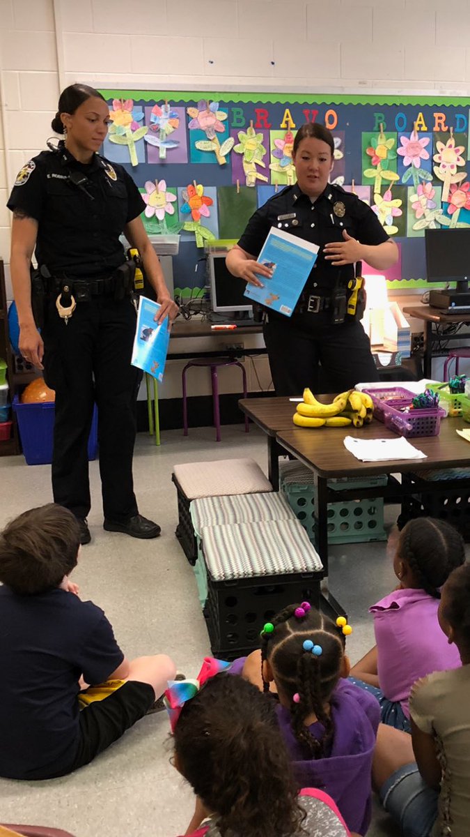 Thank you LMPD for reading to us today! 
<a href="/CochranElem/">Cochran</a> <a href="/JCPSSuper/">Dr. Brian Yearwood</a> @Region2JCPS @AsstSuptAAA2 <a href="/LMPD/">LMPD</a>