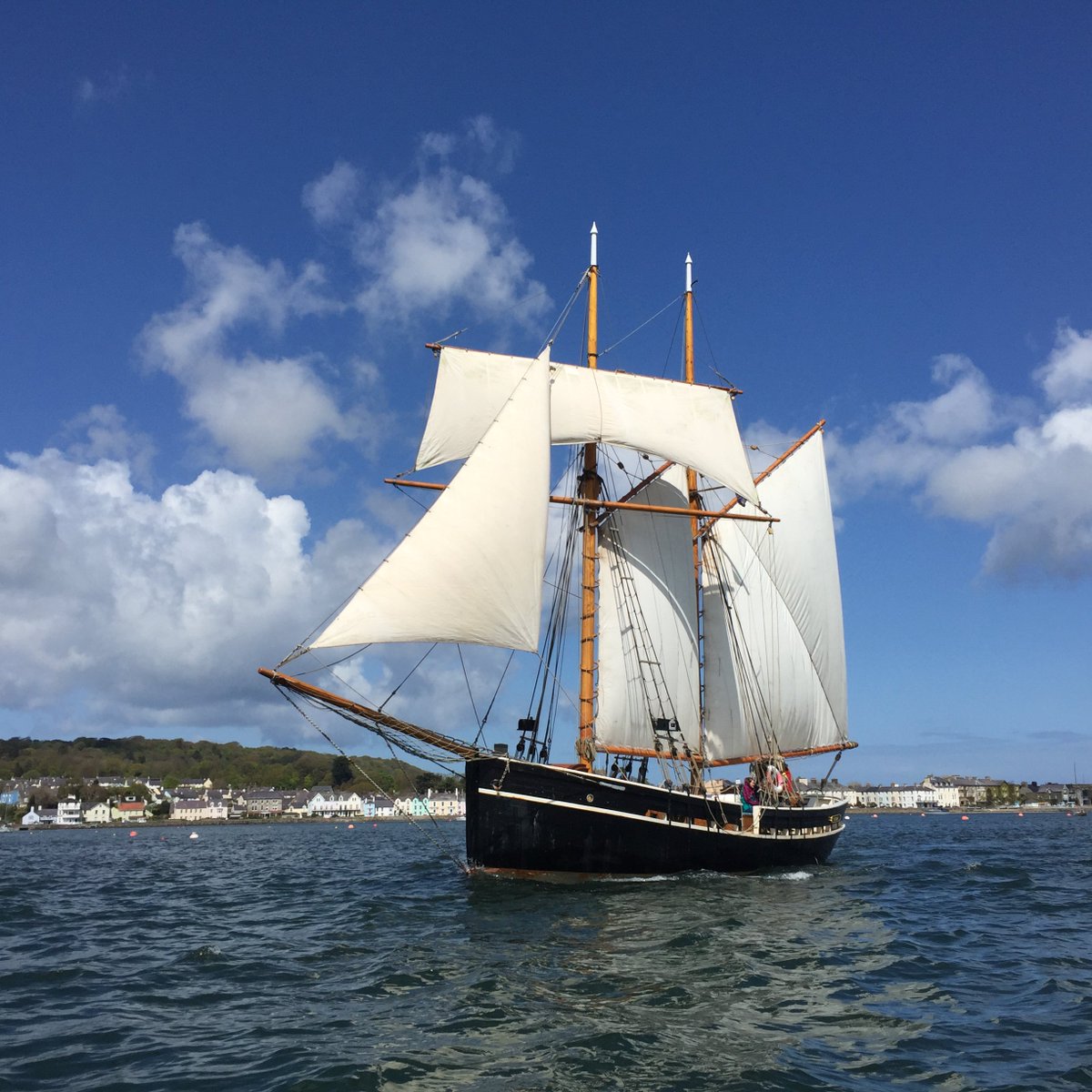 wildflamemedia's tweet photo. WOULD YOU LIKE TO SAIL AWAY FROM THE MODERN WORLD?
📺A new TV series is offering families the chance of a lifetime to live &amp; work by the sea.
⚓️Living traditionally and sailing on a boat like this.    
For more info go to https://t.co/azxNwTV6uz
#adventure #familytravel #coast https://t.co/RKMlhCL1ok