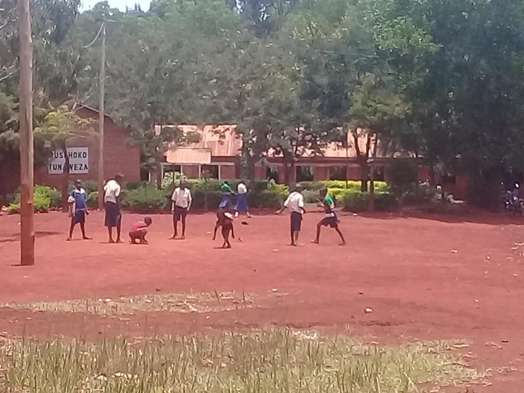 AngelisterK's tweet photo. Hizi ni shule mbili tofaut ambapo shule ya msingi rubilizi imeazimishwa madalasa na shule ya msingi rusohoko ambapo imepelekea kuwa na ukosef mkubwa wa vyumba vya madalasa na kupelekea wanafunzi wa shule ya msingi rusohoko wasomee injee ambao ni kwa madalasa matatu wazili liangal https://t.co/kkIgSngkiy