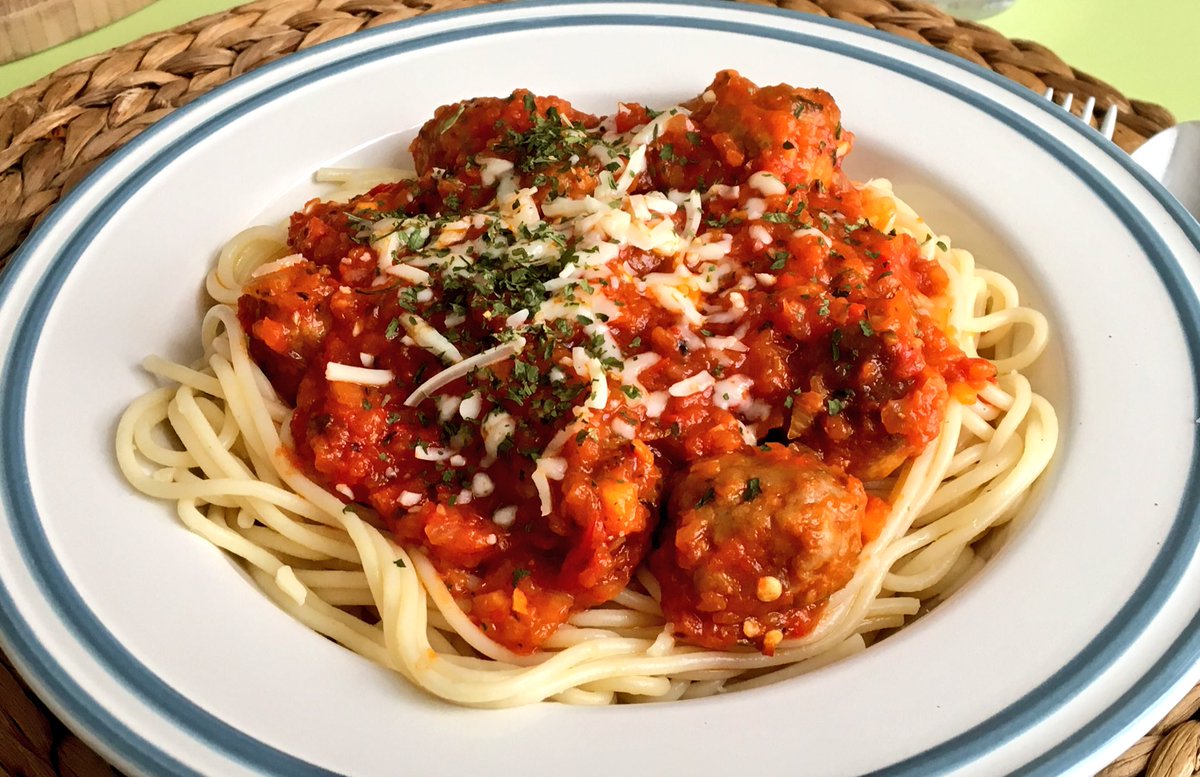 LaMesadelConde's tweet photo. Hoy hemos “improvisado” unos #Saghetti con le #polpettini; una receta italoamericana de pasta con mini albóndigas de carne y salsa de tomate.
Qué os parece? Os dejamos la receta para otra ocasión
https://t.co/6qieZ58lkW https://t.co/Yq354BEwPB