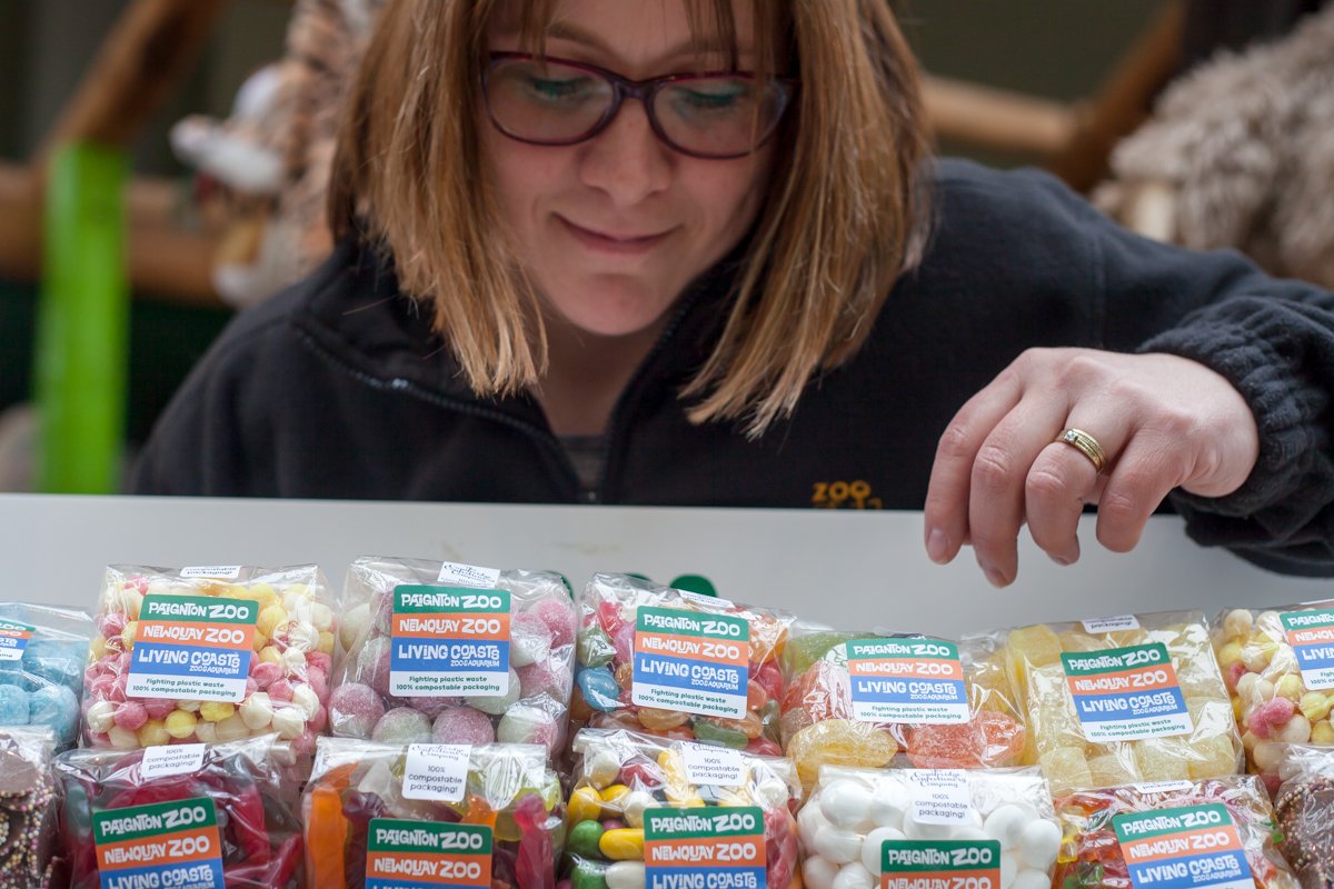 PaigntonZoo's tweet photo. We are committed towards moving away from single use packaging and tackling plastic pollution. So we are pleased to say that we are now stocking bags of sweets that come with fully compostable packaging, in partnership with @TheCambridgeCo1 ! 🍬
Read more: https://t.co/gq5ZFW5scA https://t.co/ihTFt50VaT