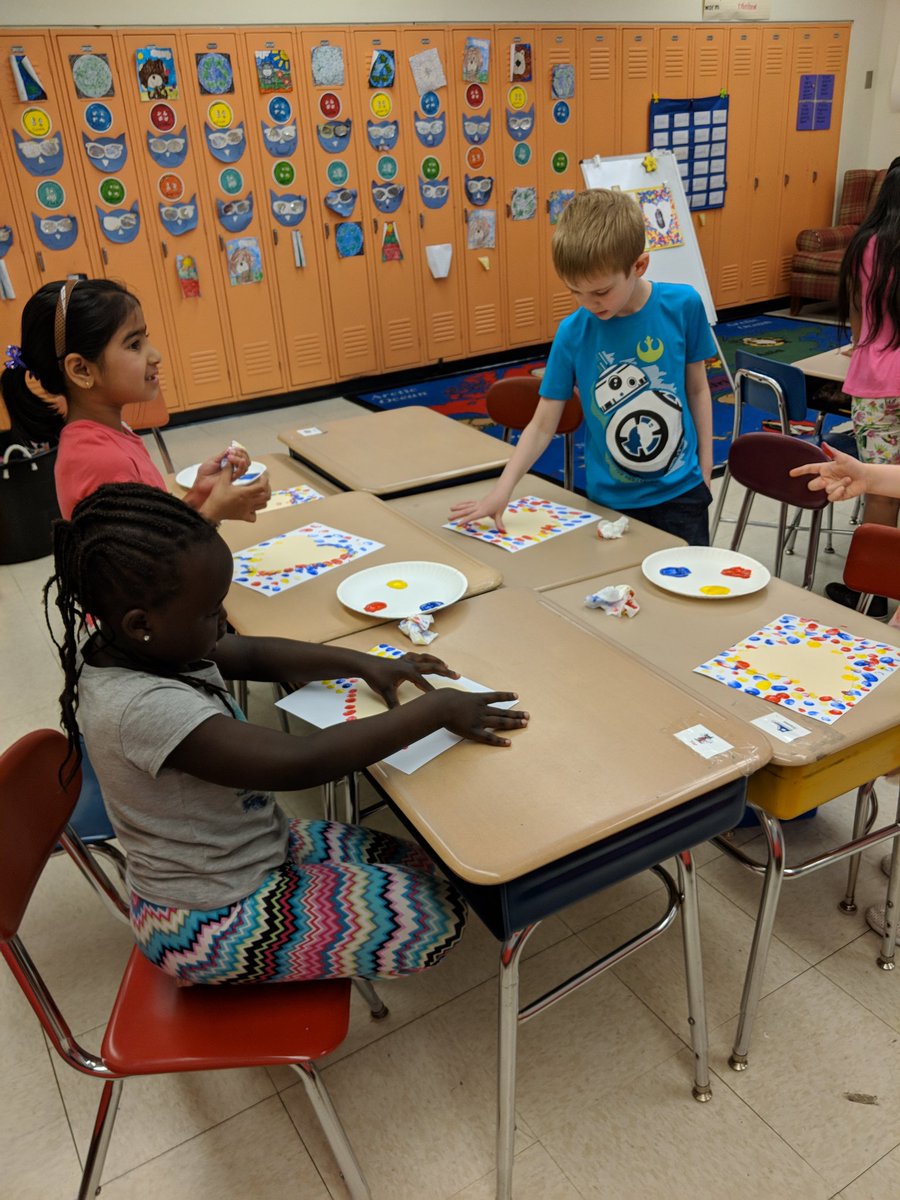 mrsbuglar1's tweet photo. These kids are exceeding my expectations! They are doing an amazing job on these Mother's Day projects! Now, shhhh, the finished product comes home Friday! #firstyearinfirst #neverknowwhattoexpect #ilovemyjob https://t.co/g6jiVKiidG