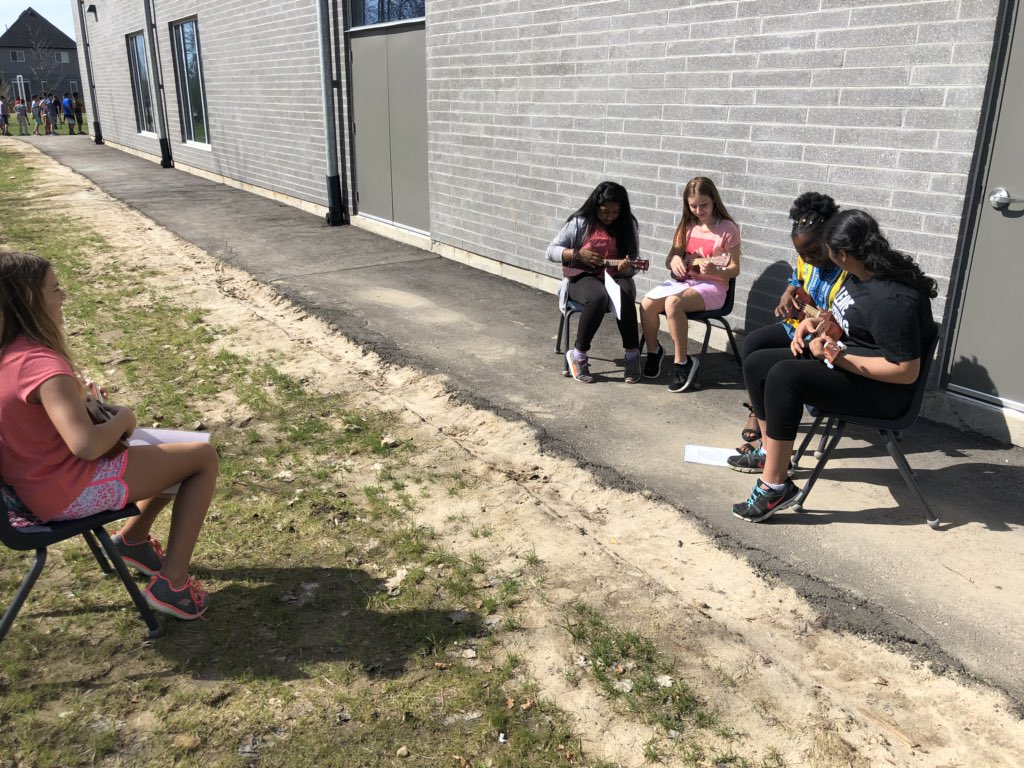 Mcleodsmusic's tweet photo. Our Grade 7 musicians hard at work exploring the ukulele today! #musicalmindset #Grohingmusicians @growrdsb @GrohGrade7 https://t.co/KQcdrEfJEO