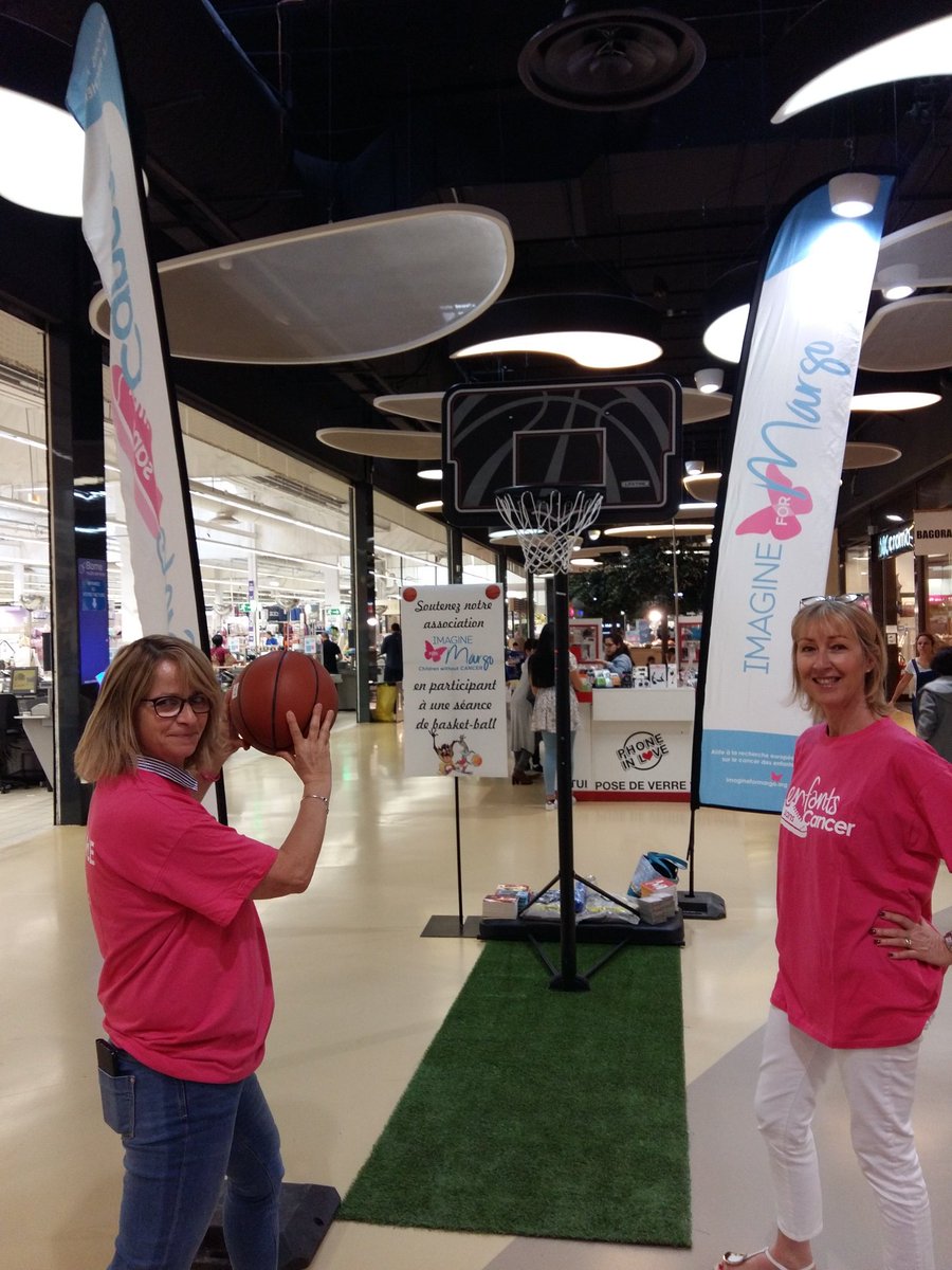 idgraph's tweet photo. C'est reparti pour les boucles du coeur @CarrefourC pour @ImagineforMargo ! Nos bénévoles vous attendent pour un match de basket et pour jouer au juste prix ! https://t.co/aT5Yl6oOlr