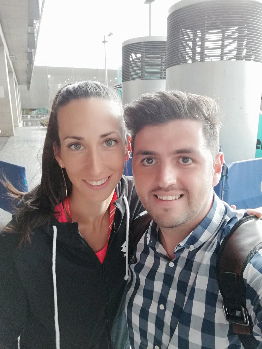 Foto con @HuracanGeorgi del primer día 💪🏻¡Qué gusto da ver personas con los pies tan en el suelo y amables dentro del circuito! #huracaneros #MMOPEN 🎾 Mucha suerte en los próximos torneos Georgi!!! 😊🌪️