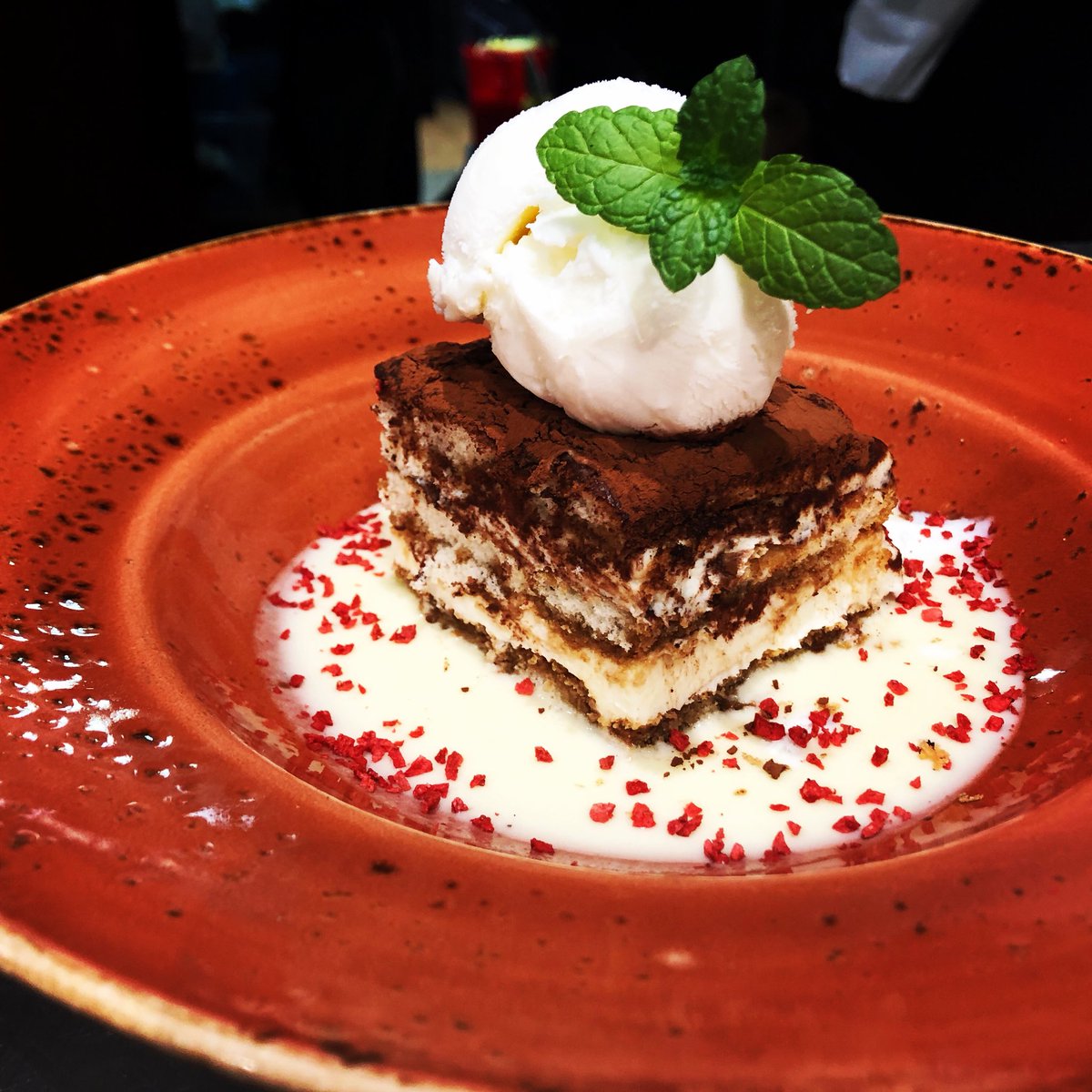 En La Ternasca comenzamos con nuestros postres caseros!!!👏👏👏en este caso Tiramisu sobre sopa de mascarpone y queso acompañado de helado de crema de ron,casi na!!!🤪#siempreinnovandoparadeleitarte #gastronomiaenestadopuro #ternascaafull #lavidacondulcesabemejor