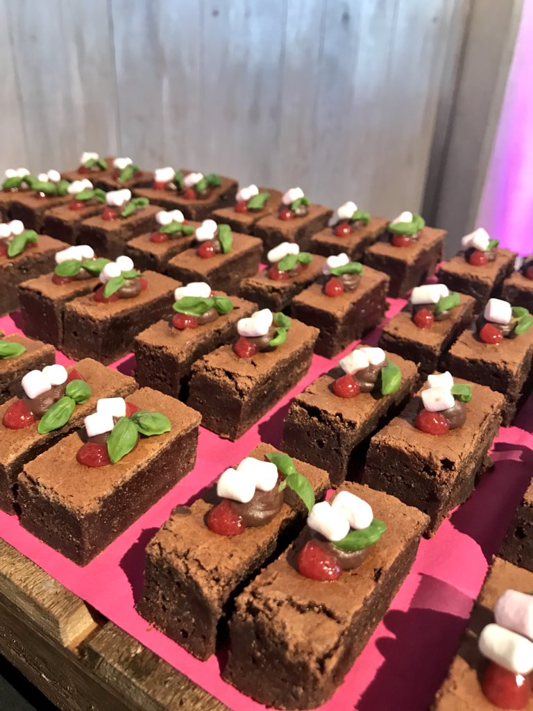 MateidesK's tweet photo. What a fantastic evening, I enjoyed every minute of working and being part of such a special event 😁@HolroydHowe @DamianBlake4 @mikecheftaylor @smowenHH @JamesmaynardHH @Mwent75Went @AmyAkroberts @EBCollegeLife @MarkBen80106886 @ChristieTames https://t.co/UPwXy1FAC8