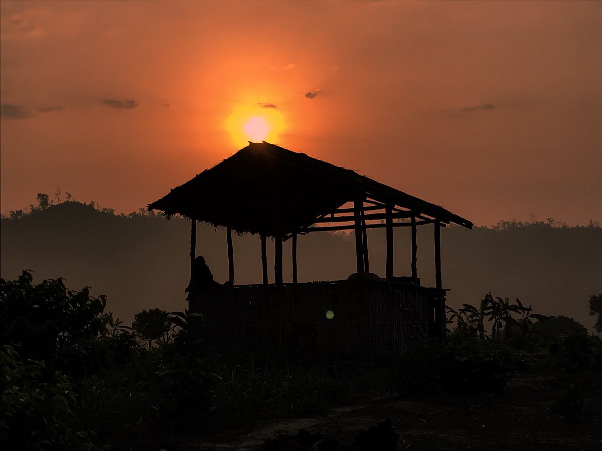 The secret to a good morning is to watch the sunrise with an open heart. .
. 
#sunrise #hills #hill #travelphotography #morning #photography #iphone #lightroom #travelgram #instatravel #bandarban #travelingBangladesh #Bangladesh #trip #tour #sun #hutinhill