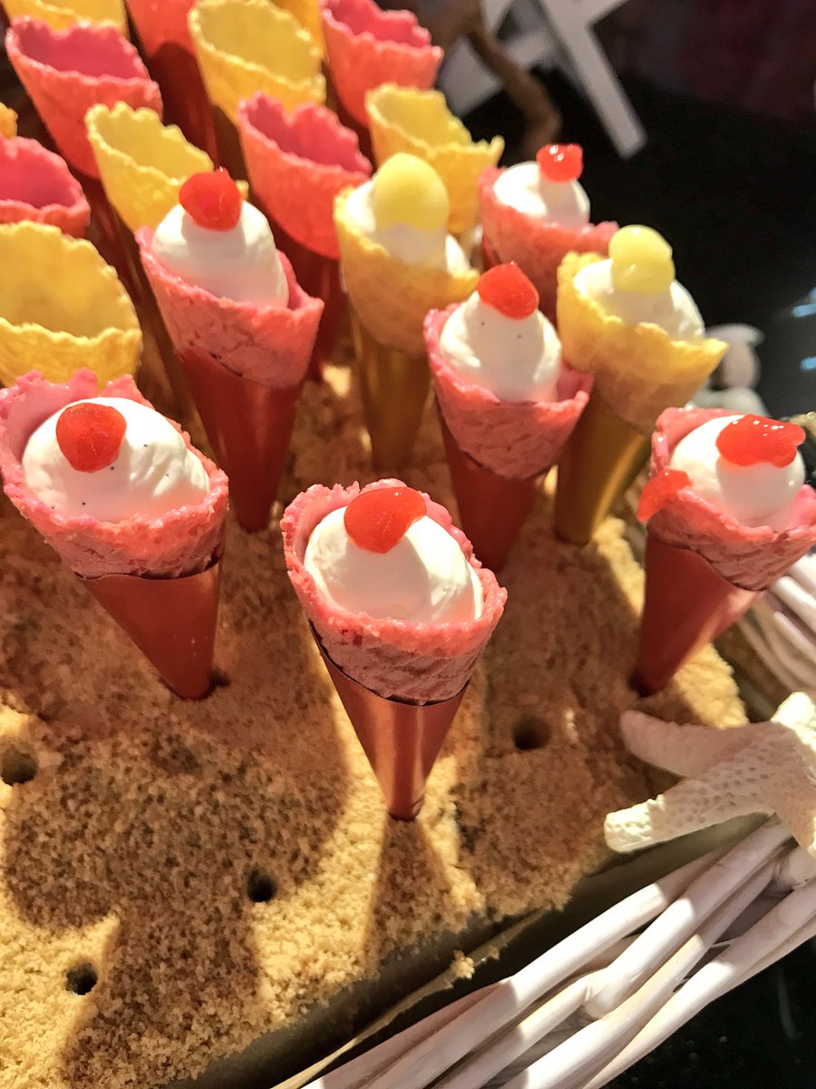 MateidesK's tweet photo. Brilliant evening. @HolroydHowe @mikecheftaylor @DamianBlake4 @smowenHH @AmyAkroberts @ChristieTames @MarkBen80106886 @JamesmaynardHH @Mwent75Went @EBCollegeLife https://t.co/egwnlbXImL