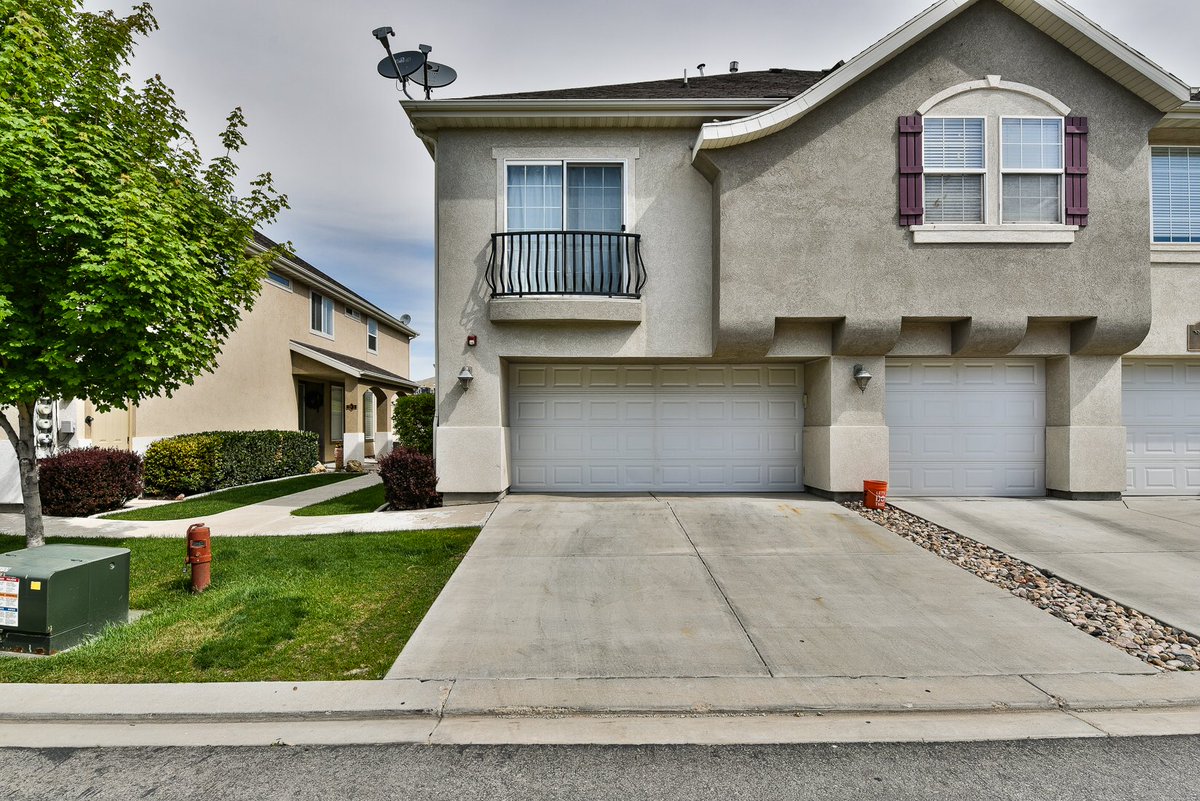 ActionTeamUtah's tweet photo. New listing in Lehi! Beautiful end-unit with spacious, light and bright layout. https://t.co/RsfqDweDXo https://t.co/Xhkdx1Ltvk