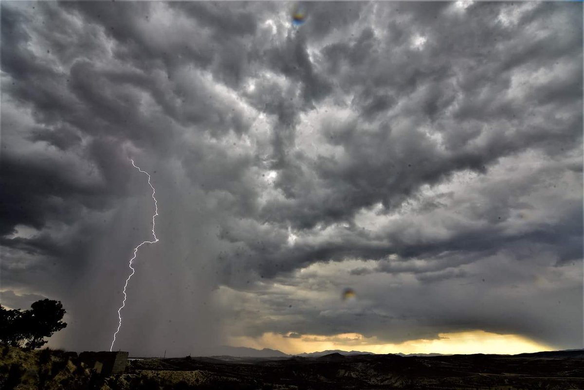 MeteoSE's tweet image. Para nosotros, una de las fotos más bonitas de lo que llevamos de año. La ha hecho esta tarde nuestro amigo y socio @josemmol, desde Campos del Río (Murcia).