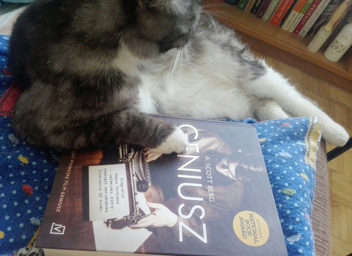 alewojcik's tweet photo. 62. Biografia w formie powieści o wybitnym redaktorze wielkich pisarzy.
Wspaniale mi się tę książkę czytało zarówno dzięki tematyce jak i stylowi.
#readlist2018 https://t.co/uu2i4MEQ6W