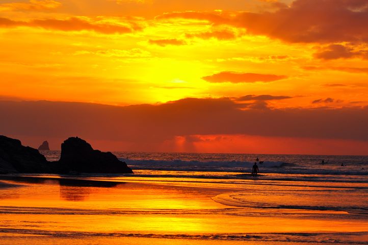 We are so lucky to have so many people sending us their beautiful holiday snaps! Just look at this sunset over Perranporth beach sent to us by Shaun Thomas 😍🌅
#cornishsunset #sunset #cornwall #lovecornwall