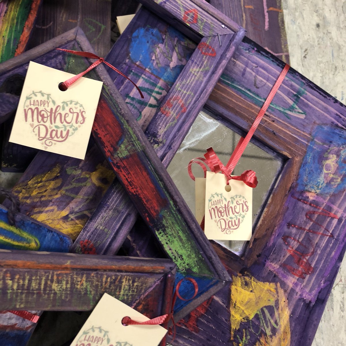 mslowpaz's tweet photo. #artclub #MothersDayGifts ready to go home #recycled #repourposed #canvas #frames #oilpastel with a #paint #wash #bath The kids loved making them https://t.co/v9j5whsJtC