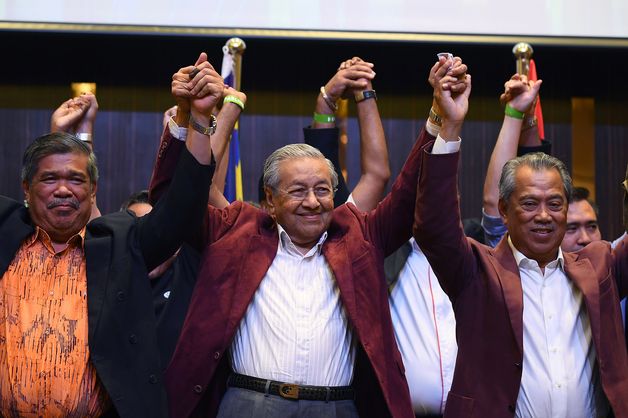 business's tweet photo. BREAKING: Malaysia's opposition coalition wins election, in huge upset for ruling coalition that's ruled for 60 years #GE14 https://t.co/zGhIQ06jX0 https://t.co/oGmrst6caO