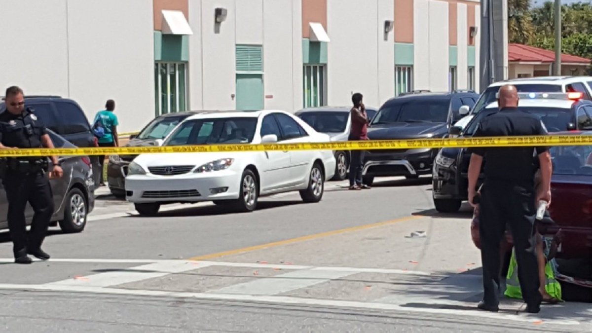 Shooting reported near elementary school in West Palm Beach bit.ly/2FZqTgJ https://t.co/pyJnC99khD
