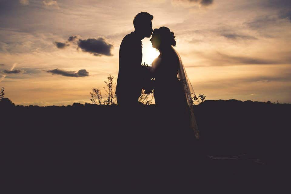 GeorgieHPhoto's tweet photo. A sunny day on #weddingwednesday calls for a sunset pic 😍 an oldie but a goodie @SouthFarm1 #wedding #weddingphotography #weddingphotographer #love #engaged #bridetobe #photographer #photography #gettingmarriedin2019 #gettingmarriedin2018 https://t.co/IdgFQbb6Fb