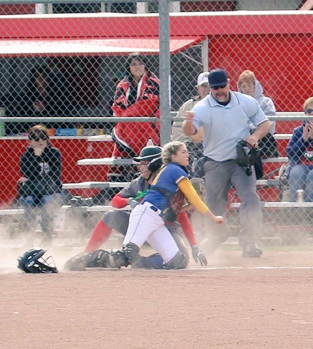 McBoyette's tweet photo. Day 49: Bitter sweet Senior Night, wishing my Dad could be there 💚 Grateful for these girls💙💛 #playformike https://t.co/3DDAgWQi9I