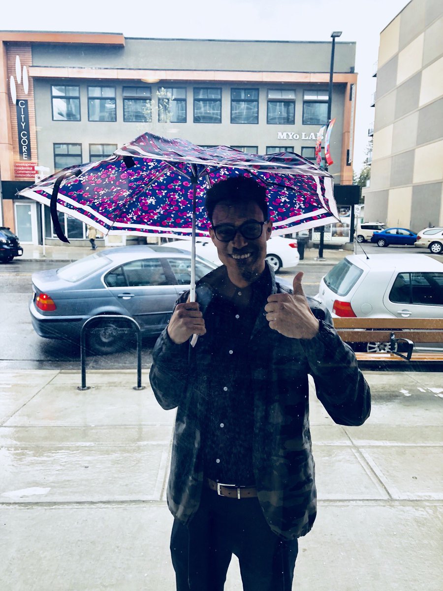 Legendary customer service at #TDKensingtonYYC! <a href="/BradCrewe/">Brad Crewe</a> walking customers to and from their cars with an umbrella when it’s raining! @RussAnderson_TD