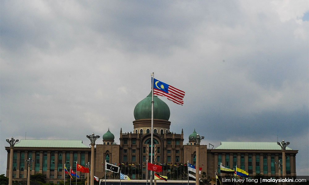 malaysiakini's tweet photo. After six decades in power, BN falls to ‘Malaysian tsunami’ https://t.co/CwZ32OSxuc https://t.co/Uzb9NeeSsc