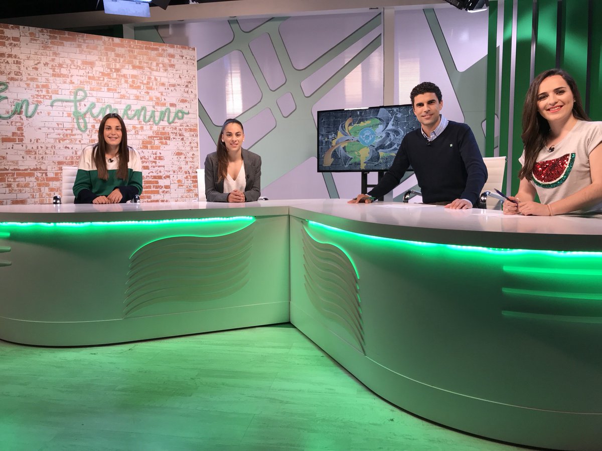 RTVBetis's tweet photo. ¡Ya están aquí! 😃 Comienza #EnFemenino con @NuriaaLiFe y María Cortés ✌🏻

➡️ https://t.co/Og30HcRvS5 https://t.co/qYeKmCrjLZ