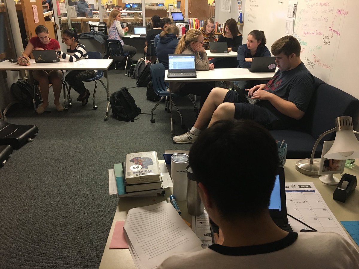 Such a busy day in the Writing Center that the coaches had to give up their desks to fit everyone in! Thankful for our #leydenpride peer coaches! <a href="/jegagliardi/">Jeanette Gagliardi</a> @cramaggy25