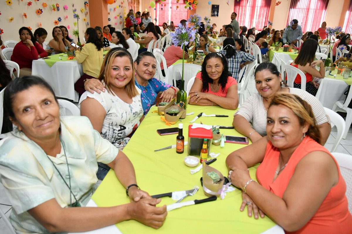 emuyshondt's tweet photo. Al mediodía compartimos un almuerzo del Día de las Madres con las colaboradoras de la Dirección de Desechos Sólidos.
#SSesTuyo #ElCambioPositivo https://t.co/9maX5NXrZJ