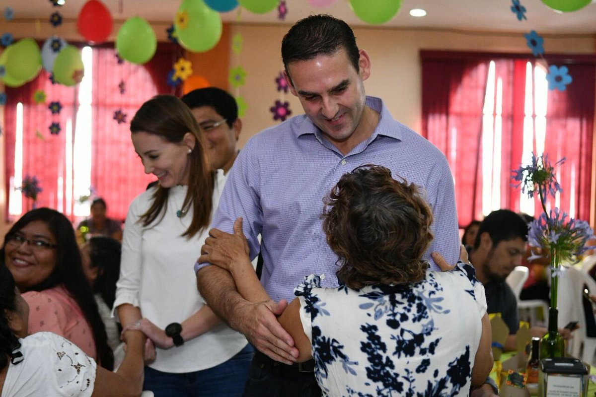 emuyshondt's tweet photo. Al mediodía compartimos un almuerzo del Día de las Madres con las colaboradoras de la Dirección de Desechos Sólidos.
#SSesTuyo #ElCambioPositivo https://t.co/9maX5NXrZJ