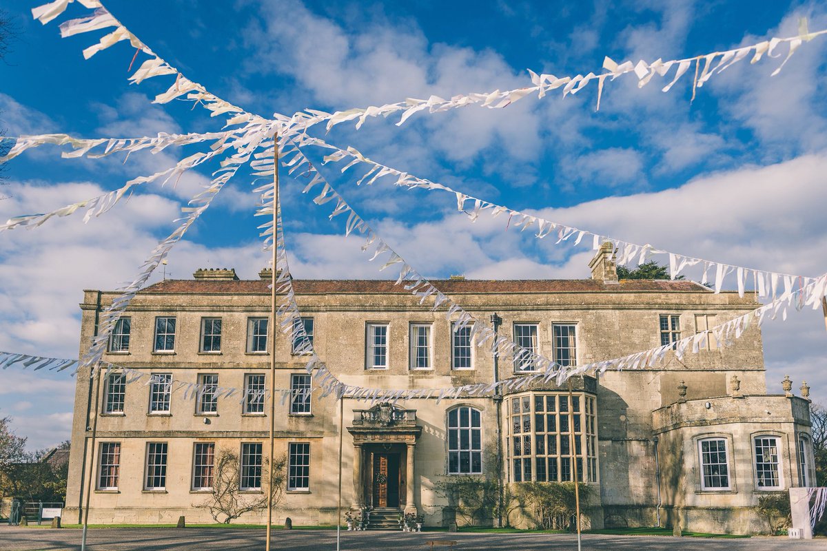 elmorecourt's tweet photo. Hey #weddinghour it’s just a month to go until our June fayre / garden party! We’ve got so many wonderful friends joining us (see some of them tagged here) and we’ve just re-stocked our gin bar 🎉 you can find out all about it here: https://t.co/LJTNz9xMm1 #junefgp https://t.co/aHytZWwRvy