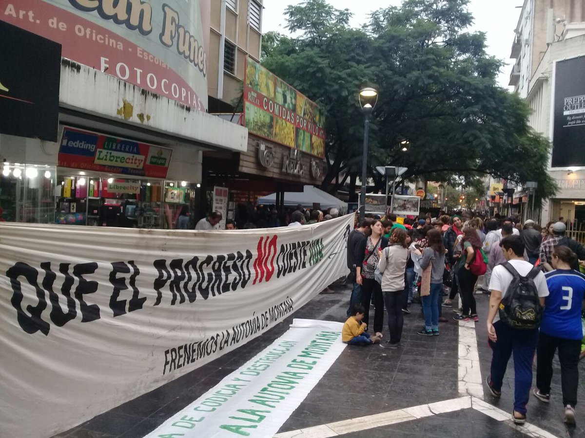 eze_peressini's tweet photo. En las calles y el la @LegislaturaCBA cientos de manifestantes reclaman la paralización de las obras de la #AutoviaPunilla. Hasta el momento el @prensabloqueupc hace silencio y ocultado el desastre ambiental y el negociado con Astori constructora. https://t.co/jq4HaJpgVh