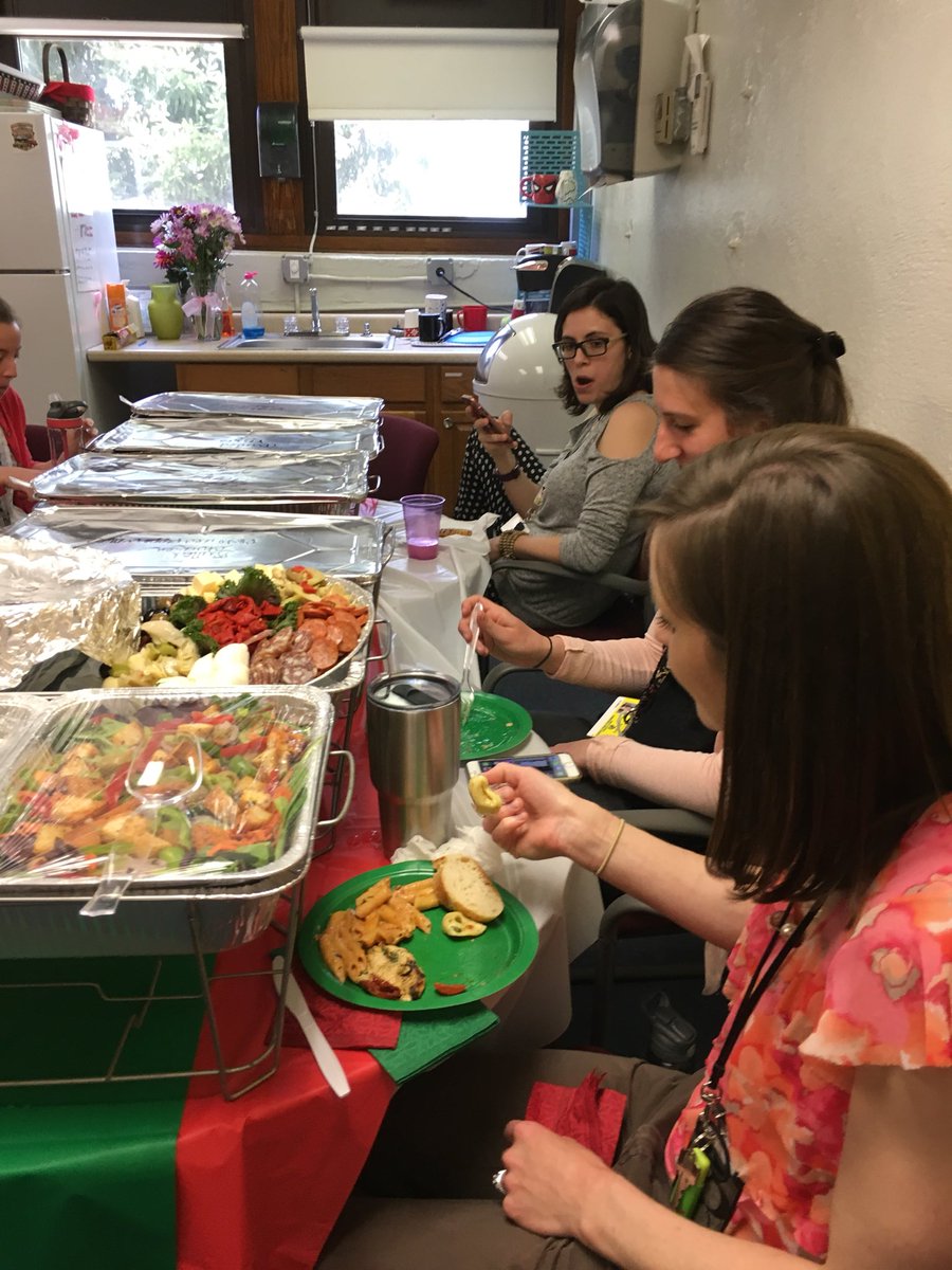 FirstiesAtWork's tweet photo. Thanks @FarmingdalePta for the AMAZING Italian Feast!!!!! #TeacherApprecationDay @FSDVikings https://t.co/dtB2IzG8K9