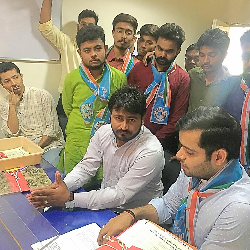 chaitanyaror's tweet photo. #BJPAgainstProfessors
Gujarat University Professors have been given a show cause notice for attending an event which also had @RahulGandhi as the main guest.
This is clear breach of fundamental rights of the professors by the authorities. @nsui @Fairoz_JK @LubanaManoj https://t.co/X8CgzGdxMe