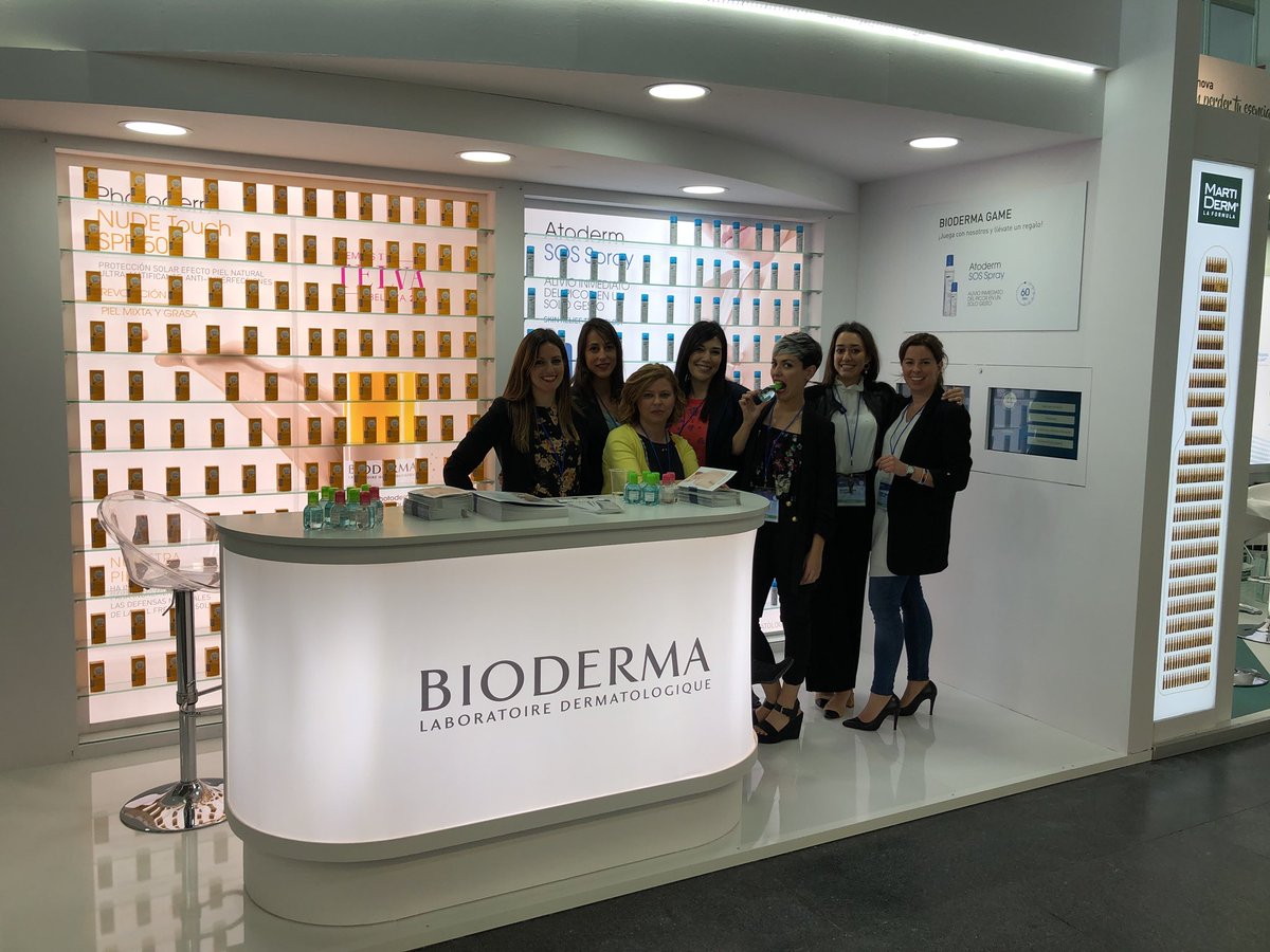 PPacoparras's tweet photo. #AEDV2018 chicas Bioderma https://t.co/qVmVtkSGMt
