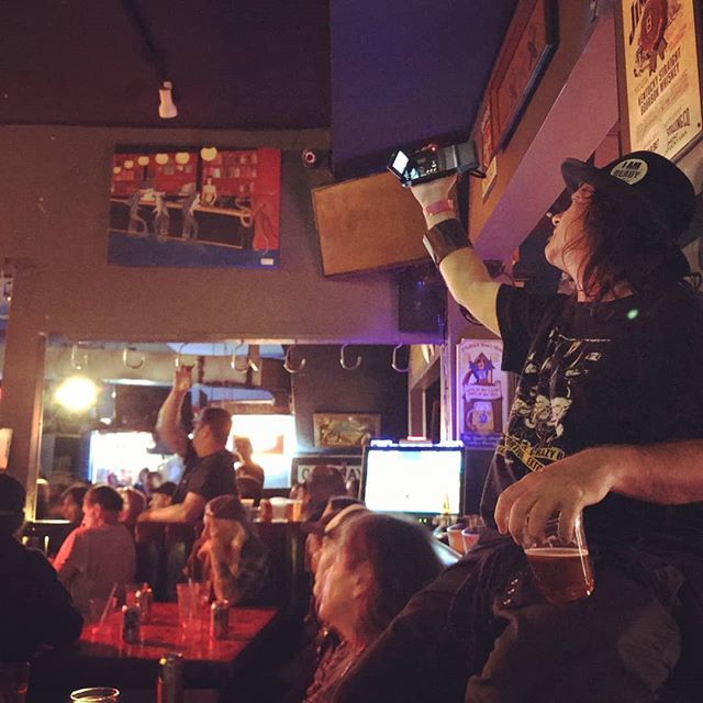 lilmikesf's tweet image. #GeekAtWork #BeerInHand #VideoMonkey #Captured #CaughtInTheAct  #PhotoBy @metromediawest ift.tt/2rxPbKb