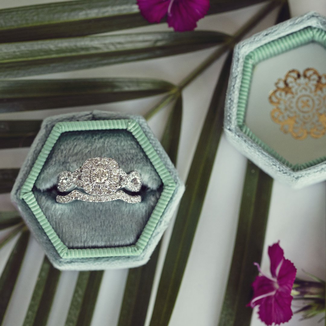 RiddlesJewelry's tweet image. WE love all the #details from this #springinspired photoshoot! 💍🌴 bit.ly/2FJEN6n