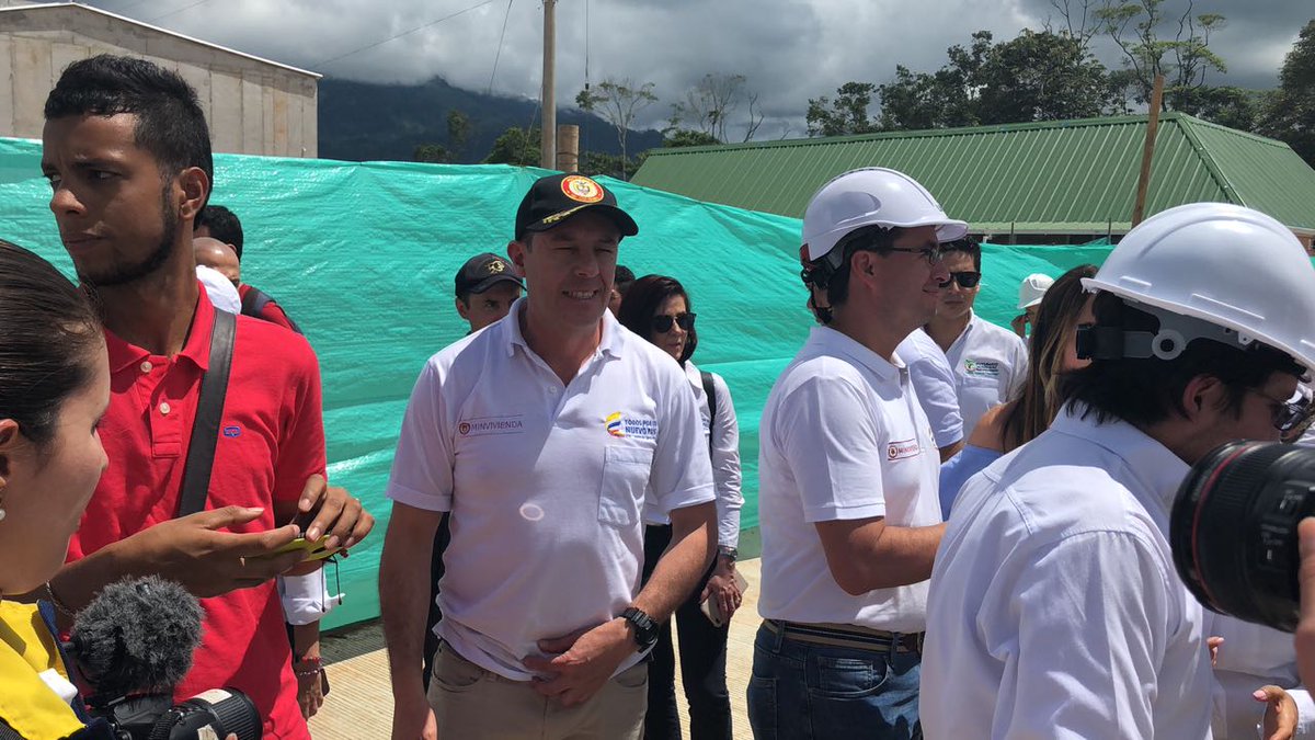 Mauriciorosein's tweet image. Llegamos a #Mocoa para compartir con los habitantes de la Urb. Los Sauces y conocer como les ha cambiado la vida a los beneficiados de #CasasGratis que ya habitan en su nuevo hogar. #AsíAvanzaMocoa