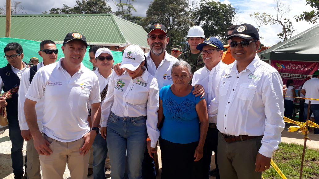 Mauriciorosein's tweet image. Llegamos a #Mocoa para compartir con los habitantes de la Urb. Los Sauces y conocer como les ha cambiado la vida a los beneficiados de #CasasGratis que ya habitan en su nuevo hogar. #AsíAvanzaMocoa