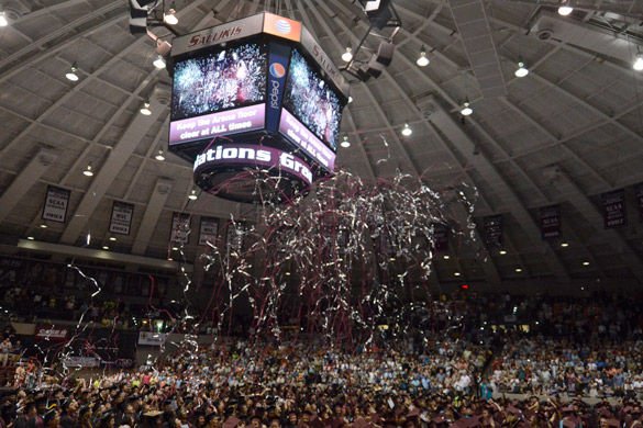 SIUC's tweet photo. Hey #SIUGrads ! Forever SIU will take place on Friday, May 11, from 5 p.m. -10 p.m. @SIUStudentCen.  Graduates and their guests are invited to attend this fun evening to celebrate this special occasion! https://t.co/4aQAGmZEgq https://t.co/5si706LzIn