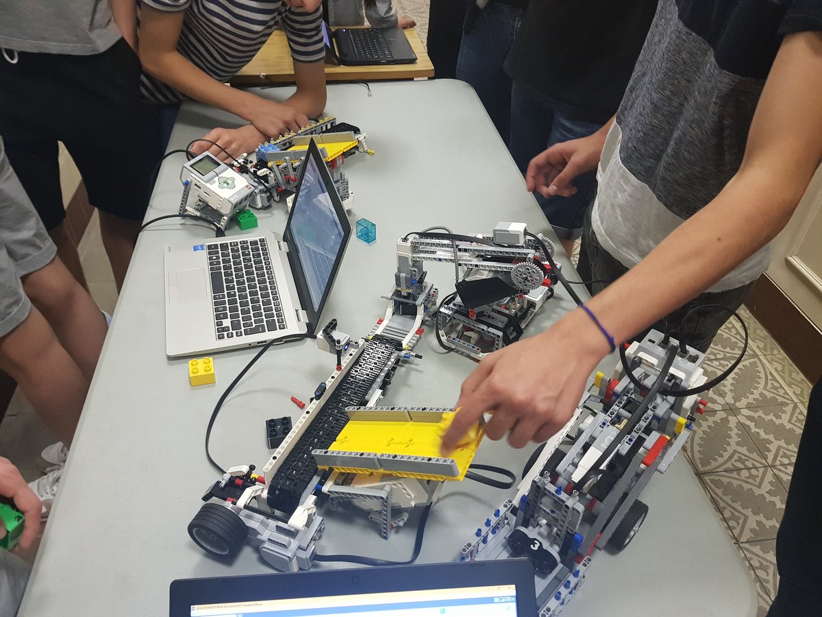 Avui hem acollit a #JECasp el projecte cooperatiu de robòtica LEGOPIX entre les diferents escoles de la xarxa <a href="/JesuitesEdu/">Jesuïtes Educació</a>! Una molt bona experiència per enfortir els nostres vincles i seguir innovant en l'educació! Moltes gràcies a tots! 😉 #JEgràcia #JEstgervasi #JEsarrià